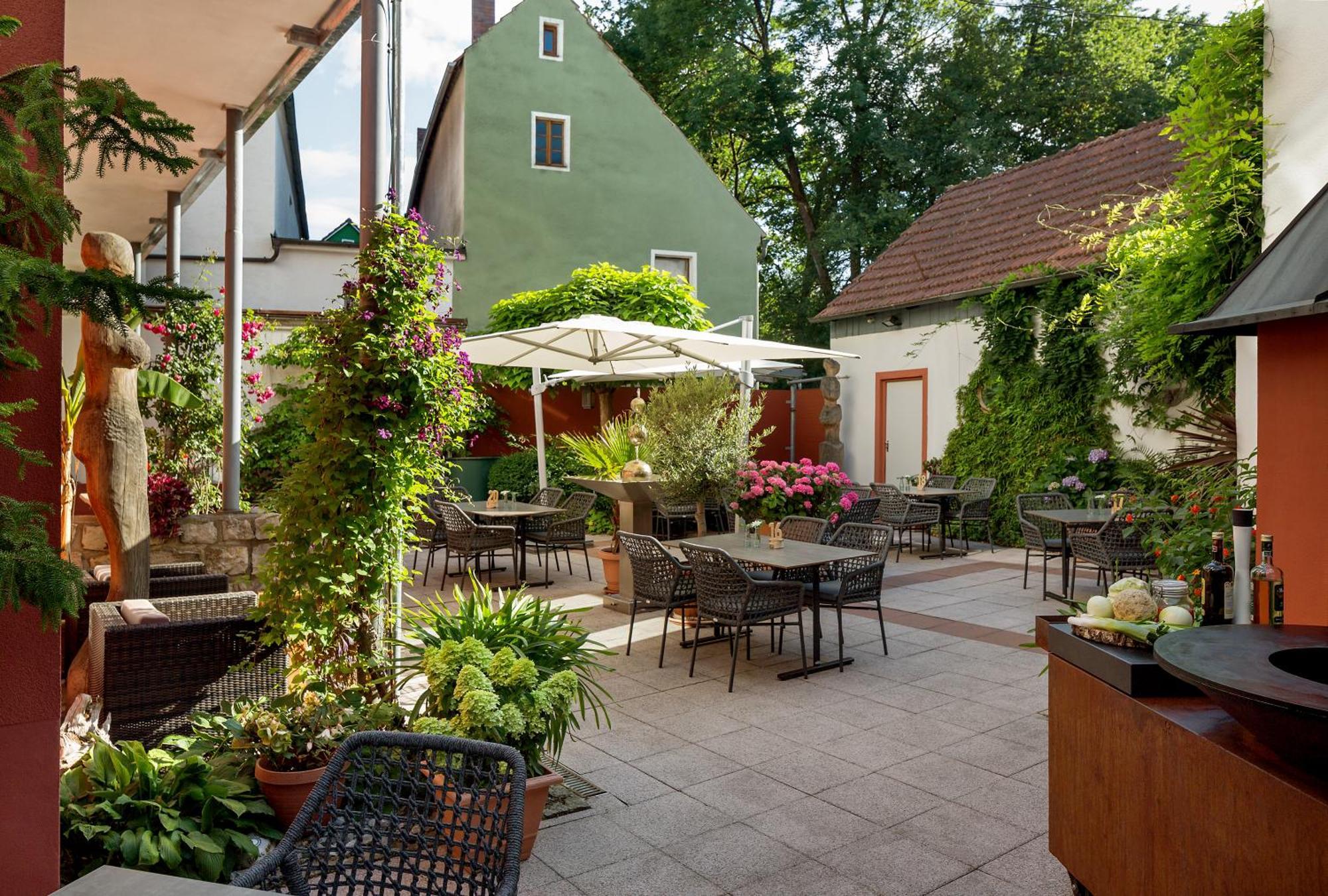 Wirtshaus & Hotel Goldener Greif Edelsfeld Exterior foto