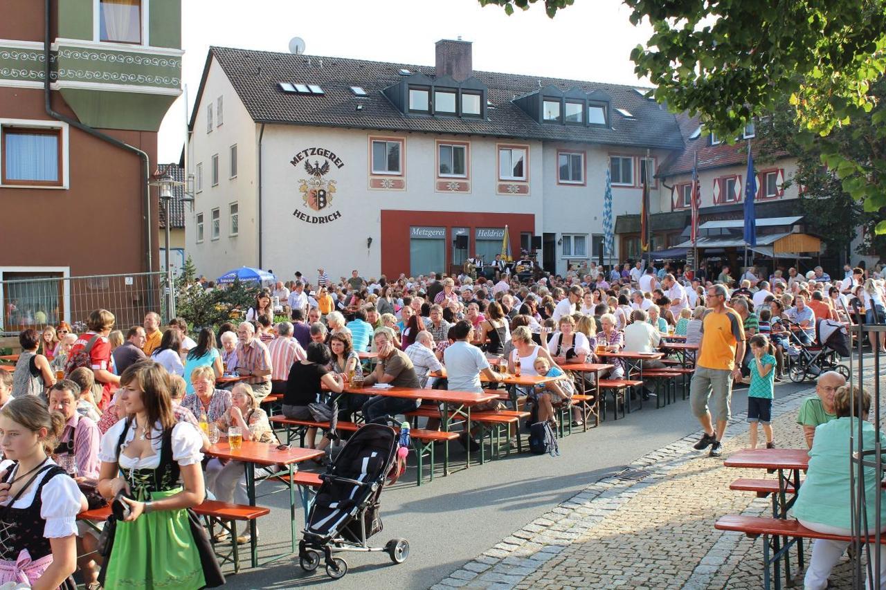Wirtshaus & Hotel Goldener Greif Edelsfeld Exterior foto